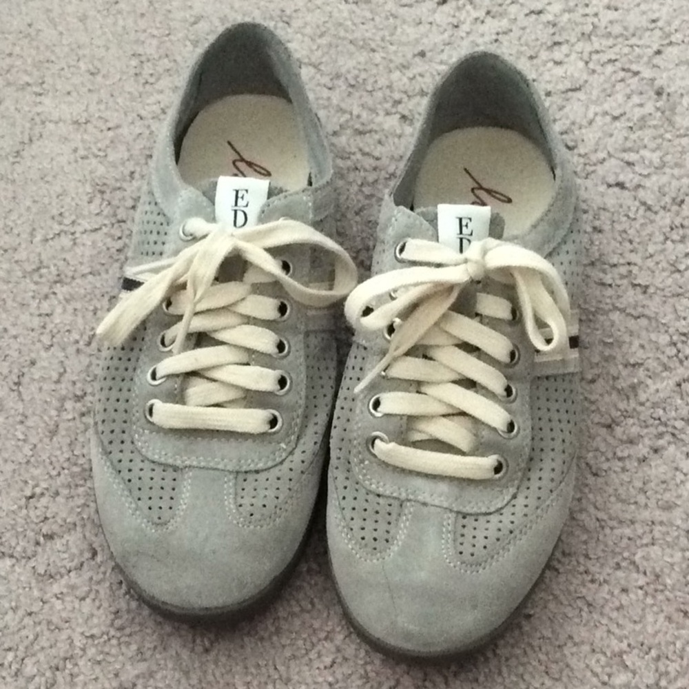 Gray lightweight sneaker, size 7